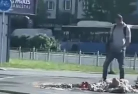 (VIDEO) SRAMNE SCENE U NOVOM SADU Mušarac urinirao po svijećama i cvijeću koje su ostavljeni u čast žrtvama pada nadstrešnice, mreže se usijale od komentara