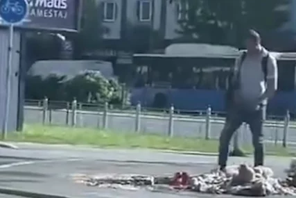 (VIDEO) SRAMNE SCENE U NOVOM SADU Muškarac urinirao po svijećama i cvijeću koje su ostavljeni u čast žrtvama pada nadstrešnice, mreže se usijale od komentara