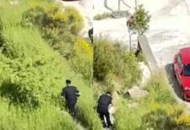 (VIDEO) HIT SNIMAK IZ SPLITA Navijač pobjegao s lisicama na rukama, policajac ga nije stigao