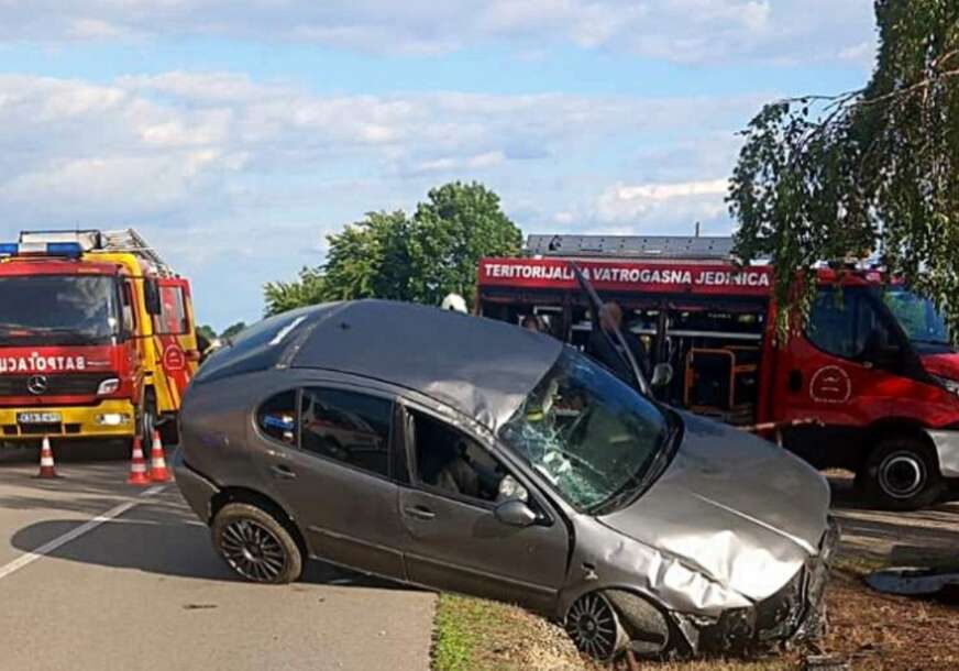 (FOTO) Vozilo SLETJELO S PUTA: Saobraćajna nesreća na putu Velika Obarska – Crnjelovo