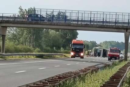 Oglasila se policija o STRAVIČNOJ NESREĆI na auto-putu u Hrvatskoj: Učestvovali autobus i automobil iz BiH, POGINULE 2 OSOBE, više povrijeđenih