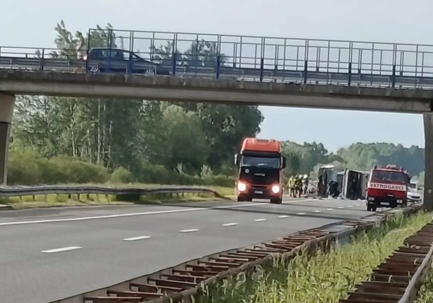POGINULE 2 OSOBE U AUTOBUSU IZ BiH Stravična nesreća kod Popovače, ima mrtvih i povrijeđenih, na terenu Hitna pomoć i policija