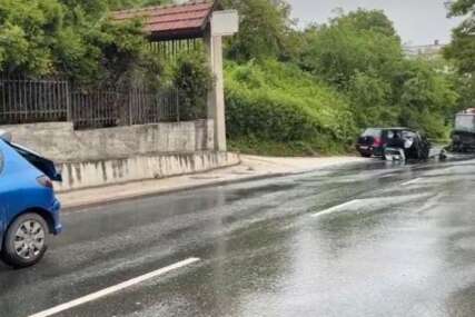 TEŠKA SAOBRAĆAJKA U SARAJEVU Jedna osoba povrijeđena, ogromna materijalna šteta na vozilima
