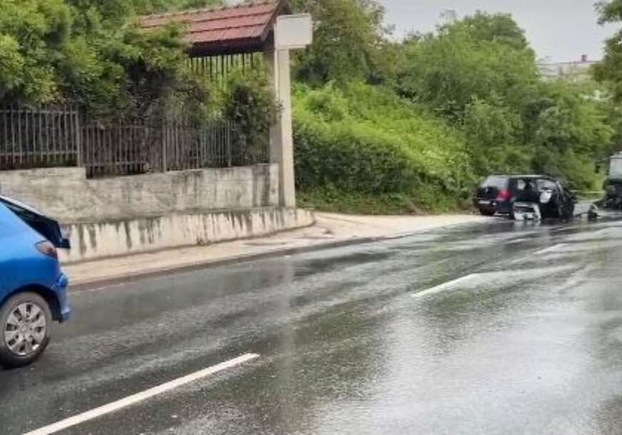 TEŠKA SAOBRAĆAJKA U SARAJEVU Jedna osoba povrijeđena, ogromna materijalna šteta na vozilima