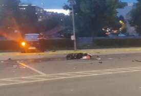 (VIDEO) Dijelovi motocikla rasuti su po putu: Benjamin Spahović TEŠKO POVRIJEĐEN u nesreći u Sarajevu