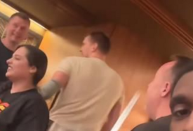 (VIDEO) Jokić nakon utakmice završio u kafani: Jedan detalj POSEBNO ZABRINJAVA, evo šta je imao na ruci