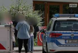 TRAŽE GA POLICIJSKI PSI I HELIKOPTERI Dječaka drug iz odjeljenja brutalno izbo nožem u školi, pa se dao u bjekstvo  