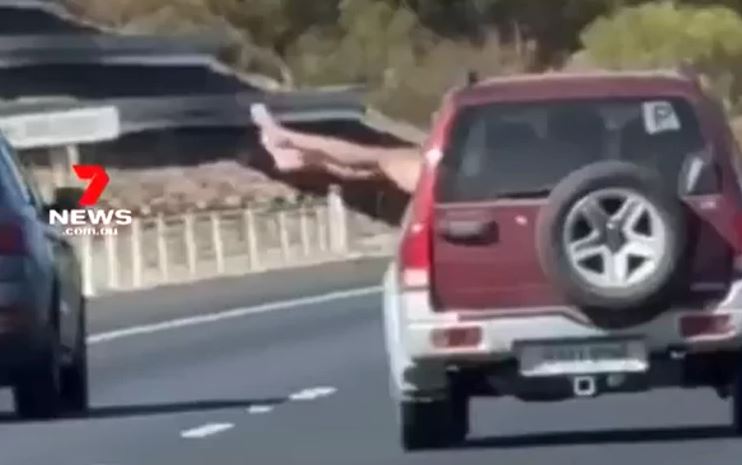 Putnik izbacio noge kroz prozor automobila