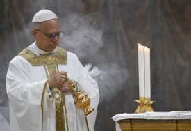 Vjernicima se obratio na italijanskom i španskom: Papa Lav XIV PRIČA 5 JEZIKA, stručnjaci smatraju da mu je to značajno pomoglo u konklavi