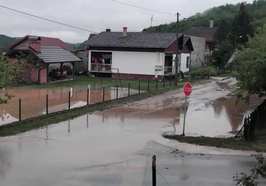 (FOTO) AKTIVIRANO NEKOLIKO KLIZIŠTA Nevrijeme napravilo haos u Novom Gradu