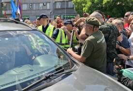 (VIDEO) Incident u Novom Sadu: Vozač se ZALETIO KOLIMA u učesnike protesta, uhapšeno nekoliko osoba