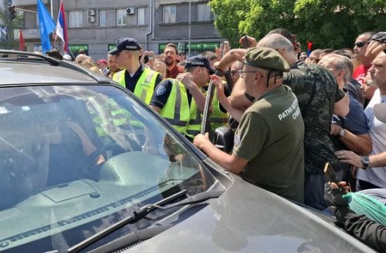 (VIDEO) Incident u Novom Sadu: Vozač se ZALETIO KOLIMA u učesnike protesta, uhapšeno nekoliko osoba