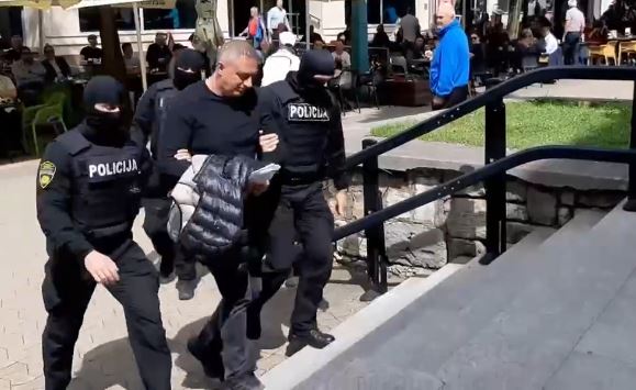 uhapšeni policajci  sprovedeni u prostorije Kantonalnog tužilaštva Unsko-sanskog kantona.