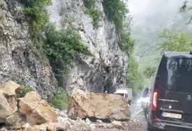(VIDEO) TRAGEDIJA IZBJEGNUTA ZA DLAKU Drama na putu, obrušile se stijene, odroni blokirali saobraćaj