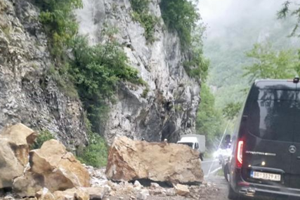 (VIDEO) TRAGEDIJA IZBJEGNUTA ZA DLAKU Drama na putu, obrušile se stijene, odroni blokirali saobraćaj