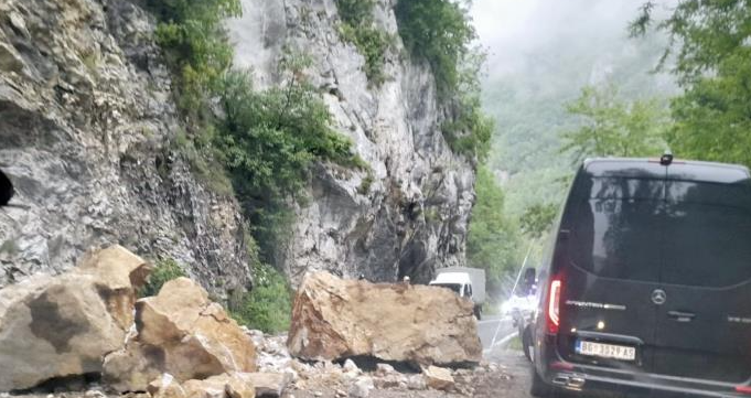 (VIDEO) TRAGEDIJA IZBJEGNUTA ZA DLAKU Drama na putu, obrušile se stijene, odroni blokirali saobraćaj