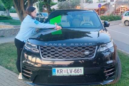 (FOTO) Gore mreže zbog BAHATOG VOZAČA "Pogledajte kako je neka seljačina parkirala svoj bijesni auto"