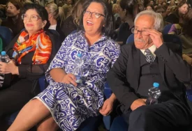 (FOTO) Njega rijetko viđamo: Otac Marije Šerifović došao na njen koncert, pored sjela Verica, pa NASMIJALA PRISUTNE