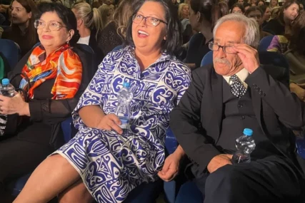 (FOTO) Njega rijetko viđamo: Otac Marije Šerifović došao na njen koncert, pored sjela Verica, pa NASMIJALA PRISUTNE
