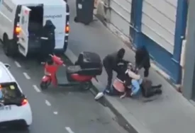 (VIDEO) STRAŠNE SCENE U CENTRU PARIZA Žena vrištala nakon pokušaja "filmske" otmice, muškarac pokušao da je spasi