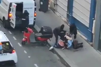 (VIDEO) STRAŠNE SCENE U CENTRU PARIZA Žena vrištala nakon pokušaja "filmske" otmice, muškarac pokušao da je spasi
