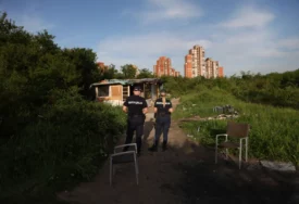 (FOTO) Prve fotografije s mjesta UBISTVA TINEJDŽERA: Komšije potresene zbog zločina, policija privela 2 osobe