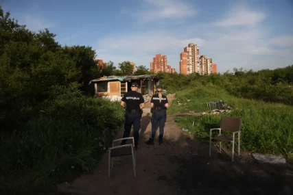 (FOTO) Prve fotografije s mjesta UBISTVA TINEJDŽERA: Komšije potresene zbog zločina, policija privela 2 osobe