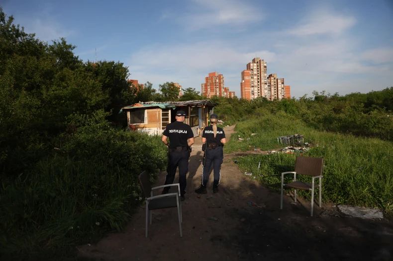 (FOTO) Prve fotografije s mjesta UBISTVA TINEJDŽERA: Komšije potresene zbog zločina, policija privela 2 osobe