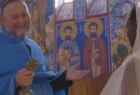 (VIDEO) "Ne mogu da vjerujem da ovakvi sveštenici postoje" Skandal na vjenčanju Afrikanke i Srbina, svi BURNO REAGOVALI na jednu stvar