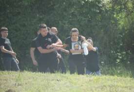 (FOTO) Otac očajan, majka grli kovčeg: Potresne scene na sahrani Vladimira (49) KOJI JE POGINUO sa Jokićima, opelo služi 5 sveštenika
