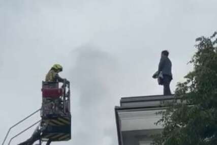 (VIDEO) Poslanik se POPEO NA KROV SKUPŠTINE, prijetio da će skočiti: Drama u središtu Ljubljane, intervenisala policija, vatrogasci, hitna pomoć