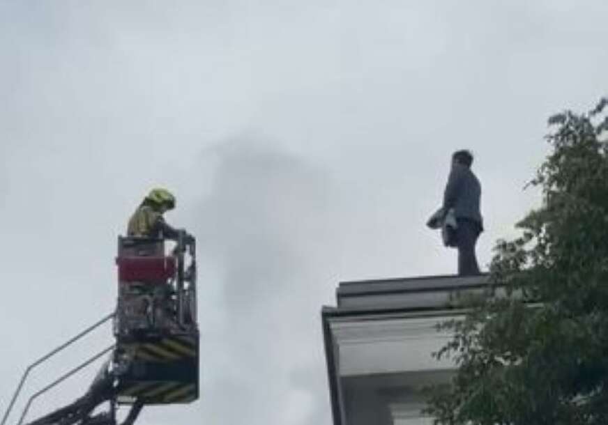 Poslanik priejtio da će skočiti s krova skupštine