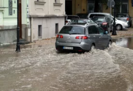 (FOTO, VIDEO) NE VIDI SE PRST PRED OKOM, LIJE KAO IZ KABLA Nevrijeme se sručilo na ovo mjesto u Srbiji, očekuje se POTOP i u Beogradu