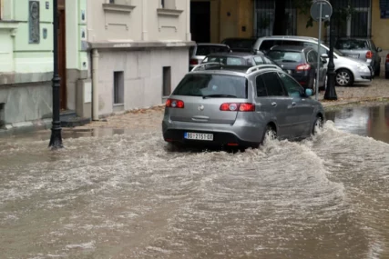 (VIDEO, FOTO) NE VIDI SE PRST PRED OKOM, LIJE KAO IZ KABLA Nevrijeme se sručilo na ovo mjesto u Srbiji, očekuje se POTOP i u Beogradu
