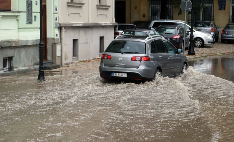 (VIDEO, FOTO) NE VIDI SE PRST PRED OKOM, LIJE KAO IZ KABLA Nevrijeme se sručilo na ovo mjesto u Srbiji, očekuje se POTOP i u Beogradu