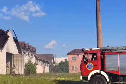 (VIDEO) POŽAR U PRIJEDORU Izgorio krov napuštenog objekta