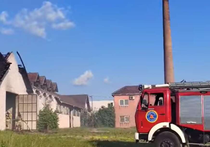 (VIDEO) POŽAR U PRIJEDORU Izgorio krov napuštenog objekta