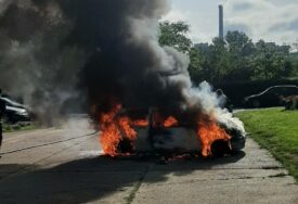 (FOTO) Požar u Banjaluci: Automobil IZGORIO na parkingu u kampusu