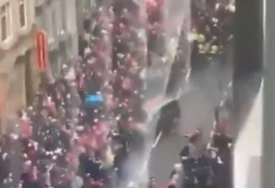 (VIDEO) HAOTIČNE SCENE U LIVERPULU Automobil uletio među navijače Redsa na proslavi titule