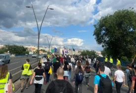 (FOTO) POČEO PROTEST U BEOGRADU Studenti i građani se okupljaju ispred željezničke stanice, a sada imaju POSEBAN ZAHTJEV