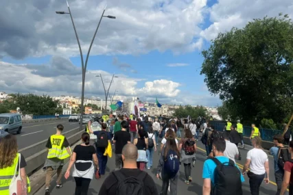 (FOTO) POČEO PROTEST U BEOGRADU Studenti i građani se okupljaju ispred željezničke stanice, a sada imaju POSEBAN ZAHTJEV