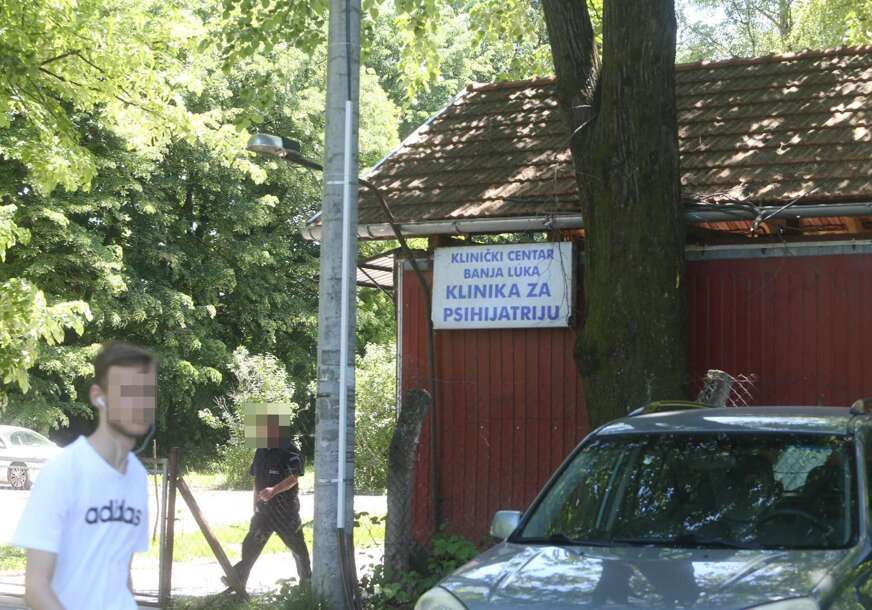 čovjek hoda ispred psihijatrije 2021