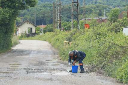(VIDEO, FOTO) VIDEO ZA NEVJERICU Rupu treba asfaltirati, ali je puna vode, pa je PUTAR SPASAVAO STVAR kako je mogao