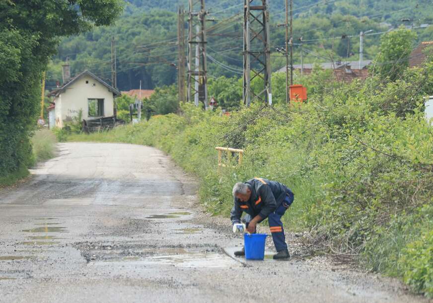 (VIDEO, FOTO) VIDEO ZA NEVJERICU Rupu treba asfaltirati, ali je puna vode, pa je PUTAR SPASAVAO STVAR kako je mogao