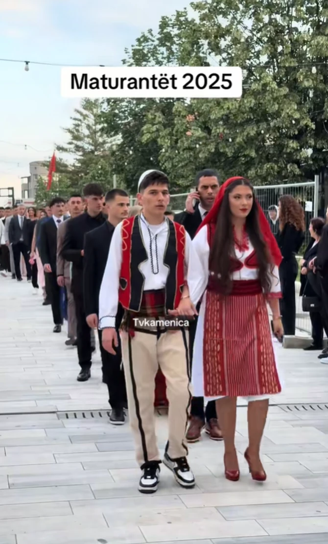 maturanti u albanskoj narodnoj nošnji