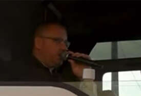 (VIDEO) ROKI ISKOPIRAO ĆANU Pjevač na veselje stigao kamionom, GOSTI GA "OKUPALI" BAKŠIŠOM