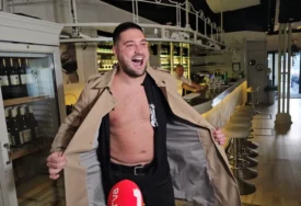 (VIDEO) "Ne mogu ništa više od Boga da tražim" Ljubi Perućici iscijepali majicu nakon rođenja kćerke