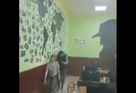 (VIDEO) POVRIJEĐENE 2 UČENICE Dio plafona pao tokom časa, oglasio se direktor