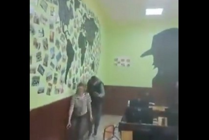 (VIDEO) POVRIJEĐENE 2 UČENICE Dio plafona pao tokom časa, oglasio se direktor