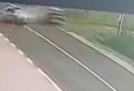(VIDEO) DA SE NAJEŽIŠ Pojavio se snimak jezive SAOBRAĆAJNE NEZGODE kod Prijedora, mreže se usijale od komentara
